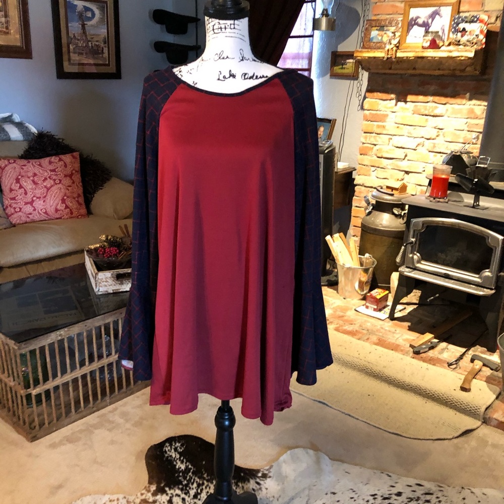 NWOT 👀Night Stroll Bell Sleeve Raglan Top
